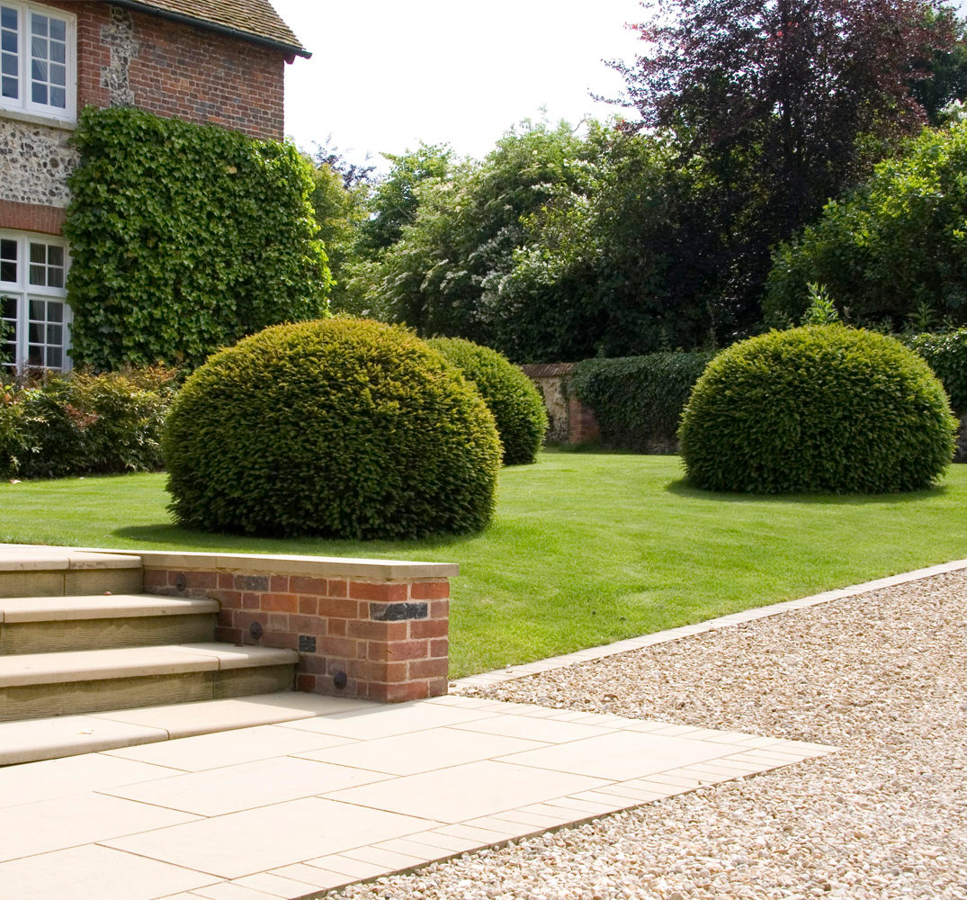 hedges and steps gaddesden